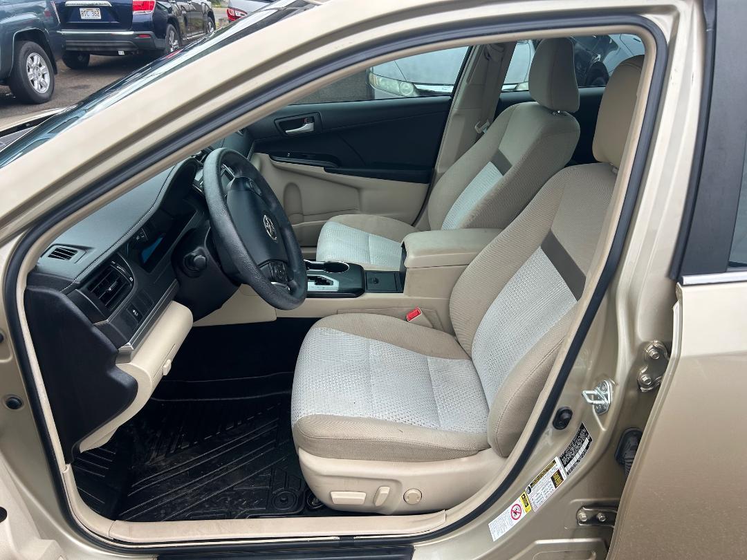 Toyota Camry 4dr Sdn I4 Auto LE (Natl) 2012