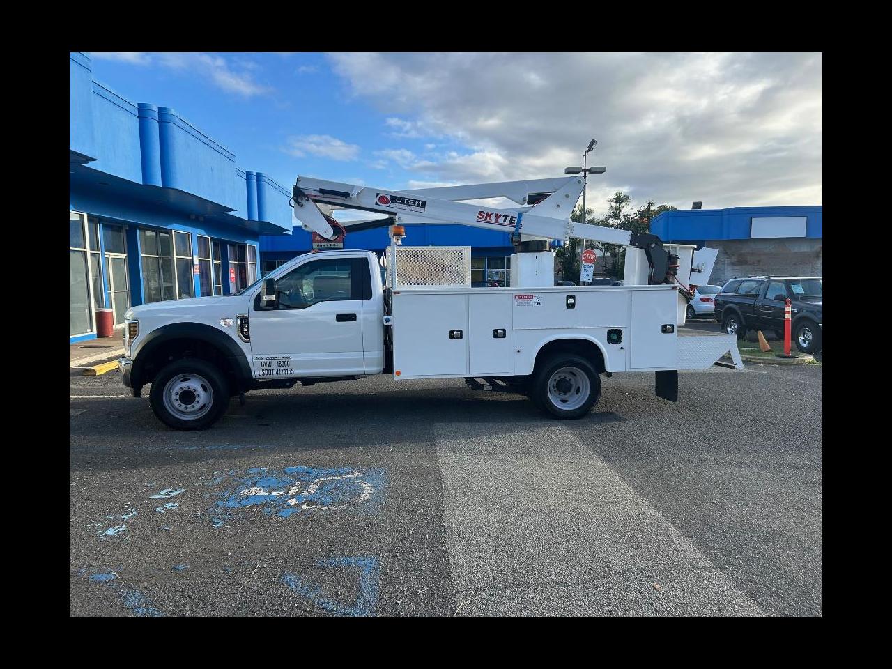 Ford Super Duty F-550 DRW XLT 2WD Reg Cab 145" WB 60" CA 2018