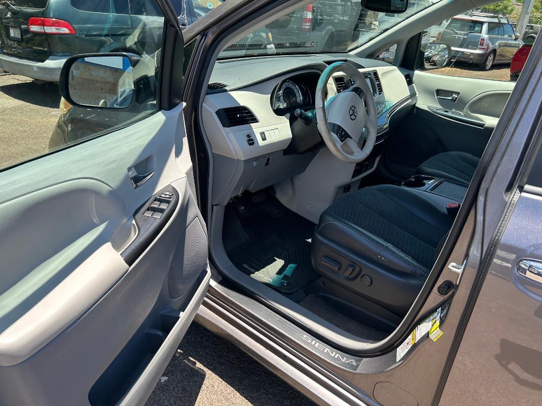 Toyota Sienna 5dr 8-Pass Van V6 SE FWD (Natl) 2014