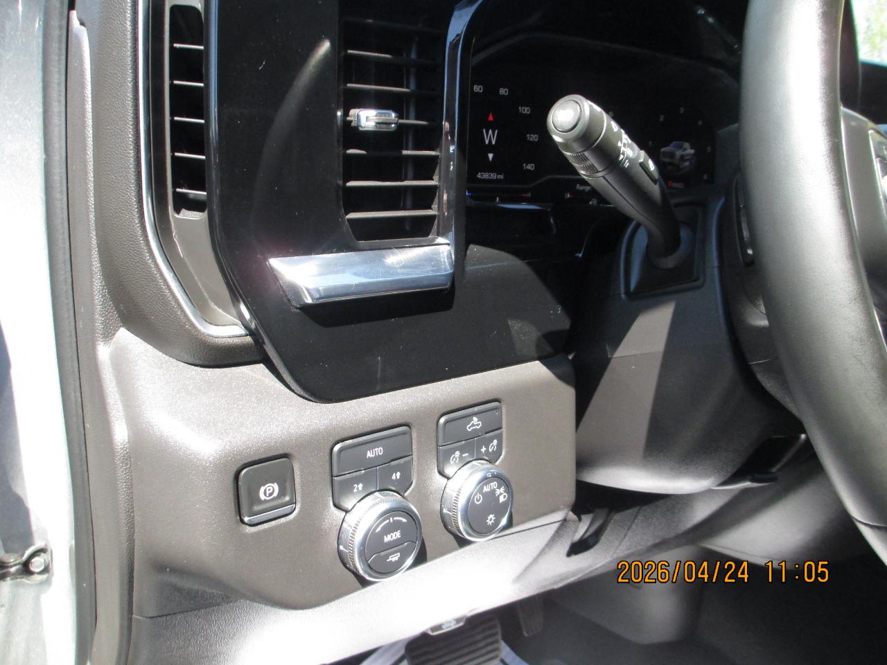 GMC Sierra 1500 4WD Crew Cab 157" SLE 2024