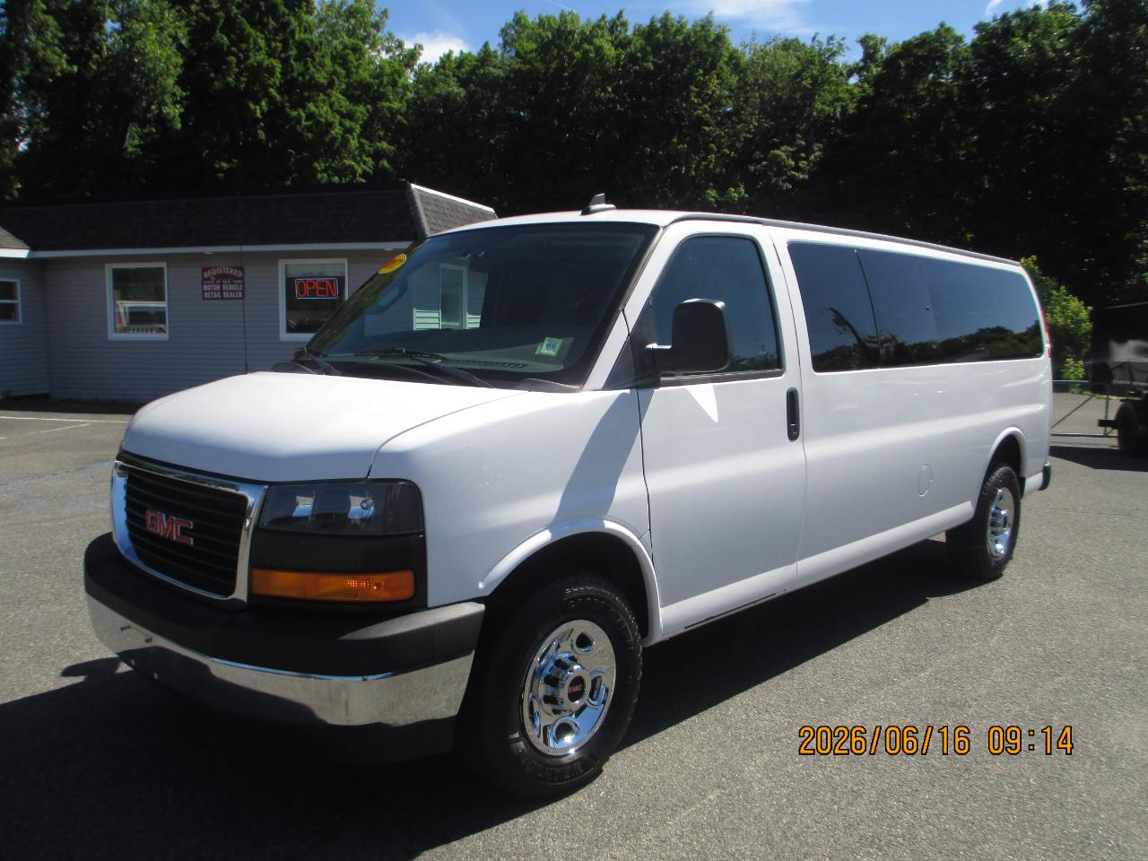 GMC Savana Passenger RWD 3500 155" LS w/1LS 2017