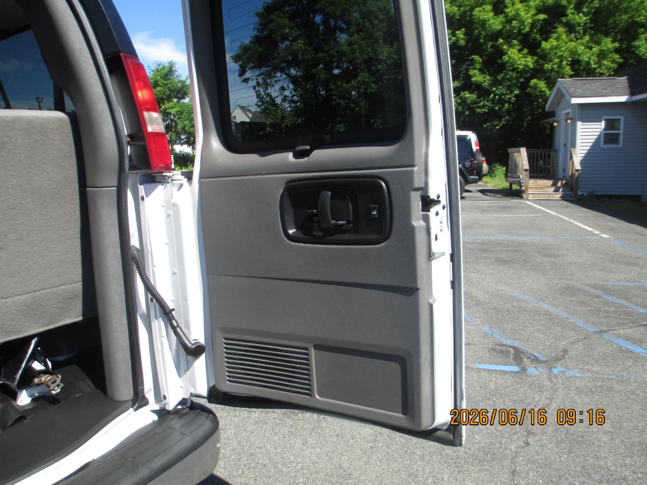GMC Savana Passenger RWD 3500 155" LS w/1LS 2017