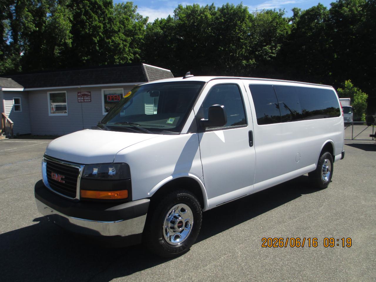 GMC Savana Passenger RWD 3500 155" LS w/1LS 2017