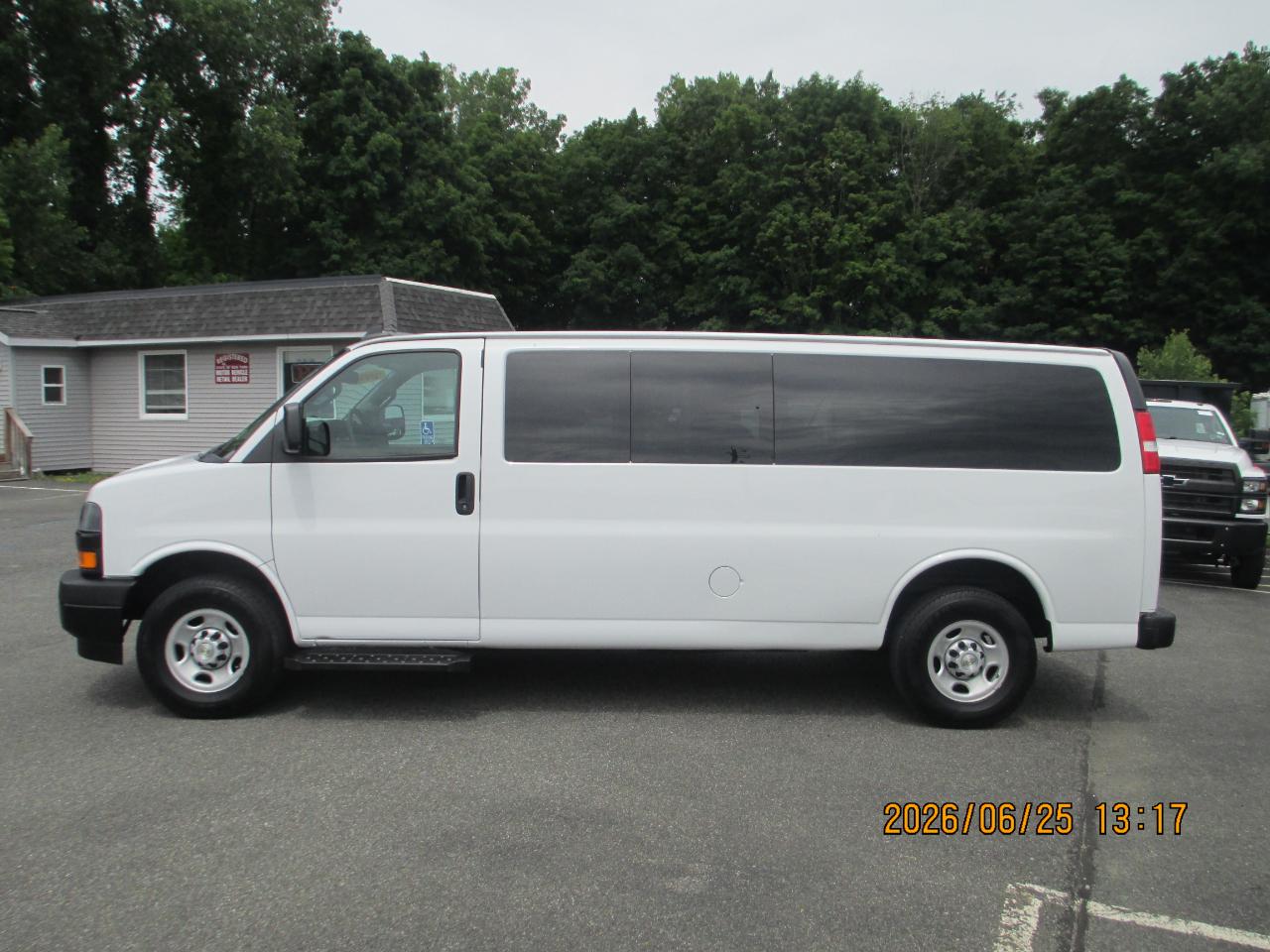 Chevrolet Express Passenger RWD 3500 155" LS 2022