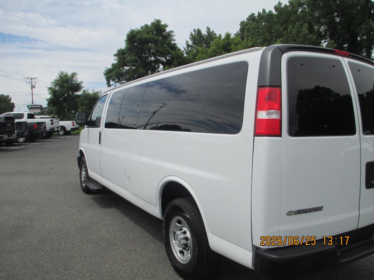 Chevrolet Express Passenger RWD 3500 155" LS 2022