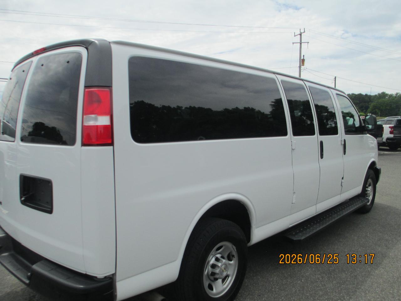 Chevrolet Express Passenger RWD 3500 155" LS 2022