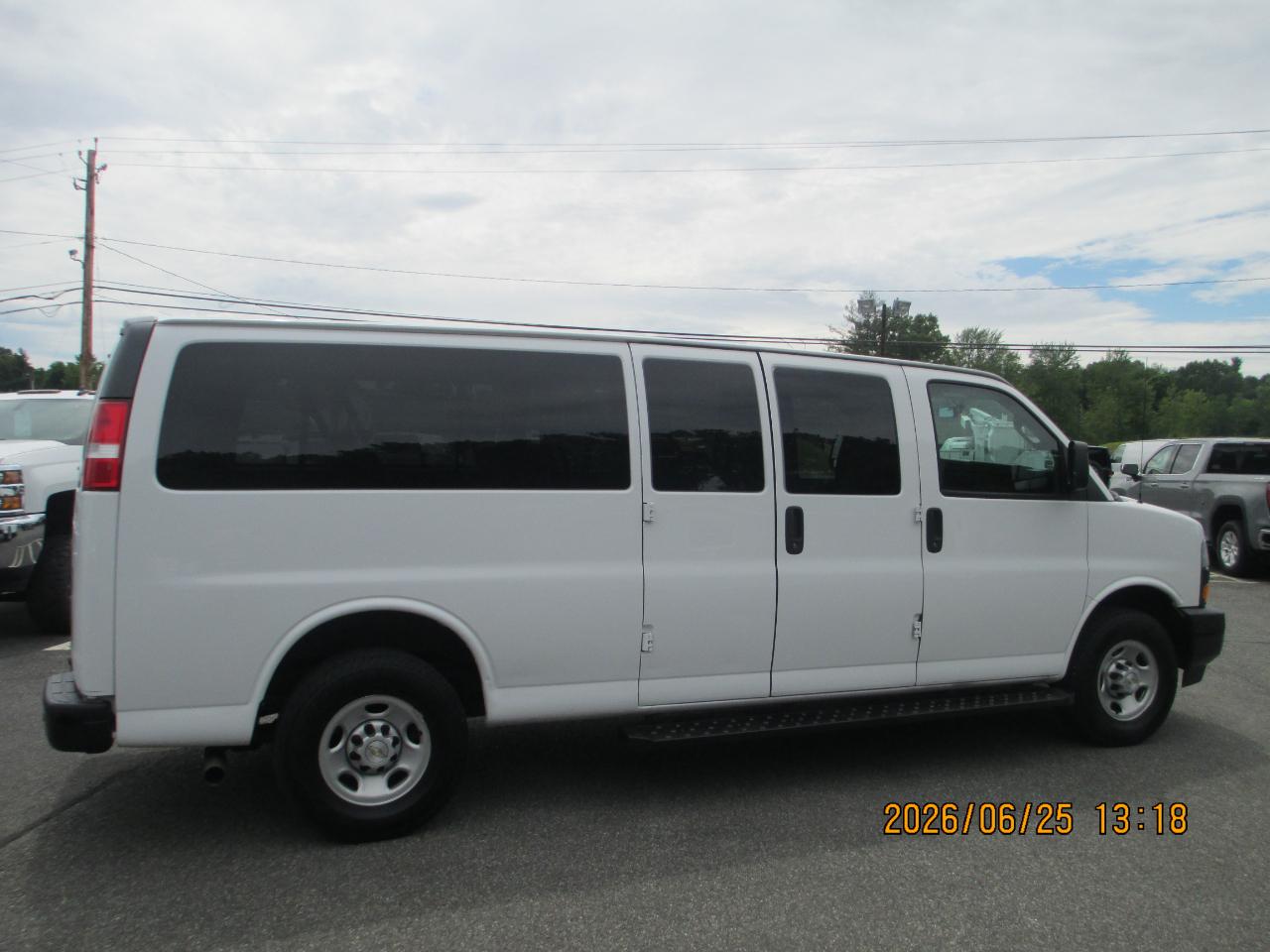Chevrolet Express Passenger RWD 3500 155" LS 2022