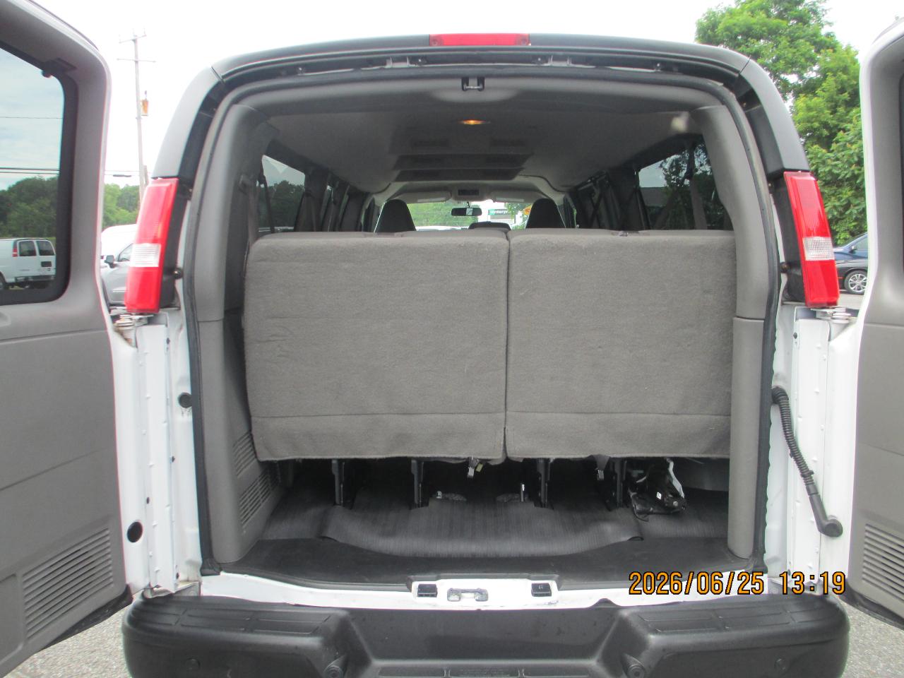 Chevrolet Express Passenger RWD 3500 155" LS 2022