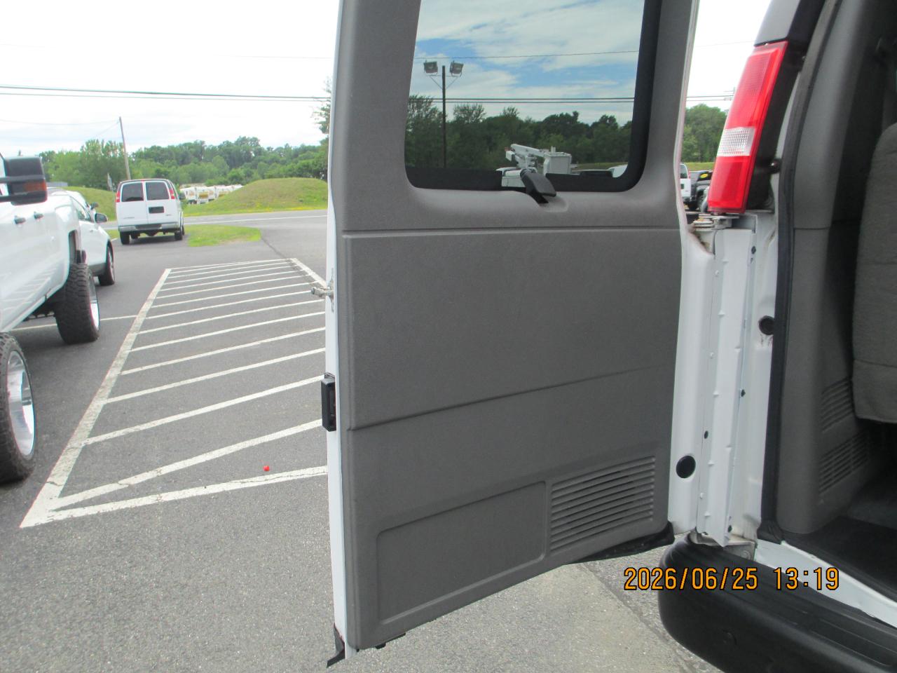 Chevrolet Express Passenger RWD 3500 155" LS 2022