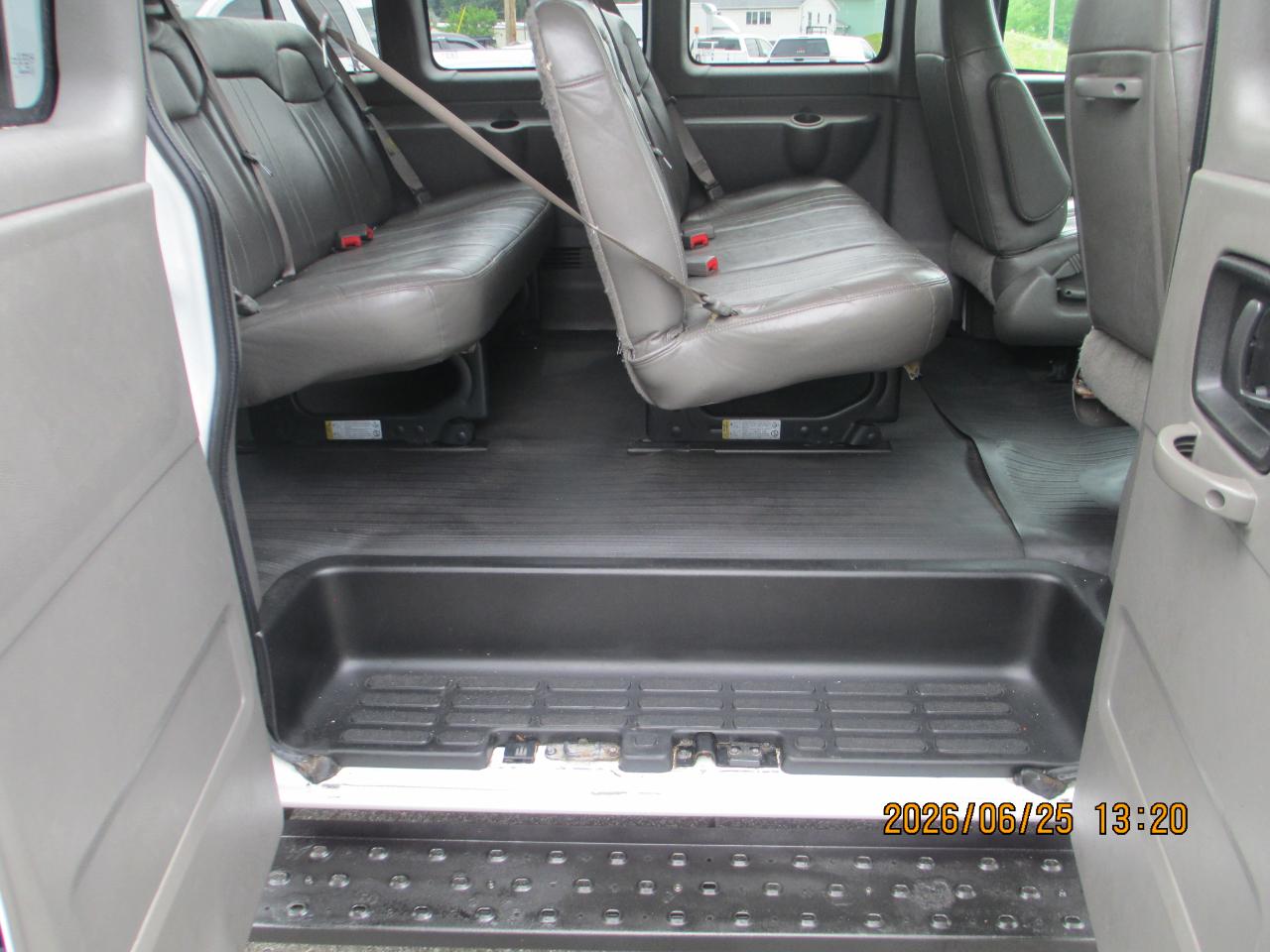 Chevrolet Express Passenger RWD 3500 155" LS 2022