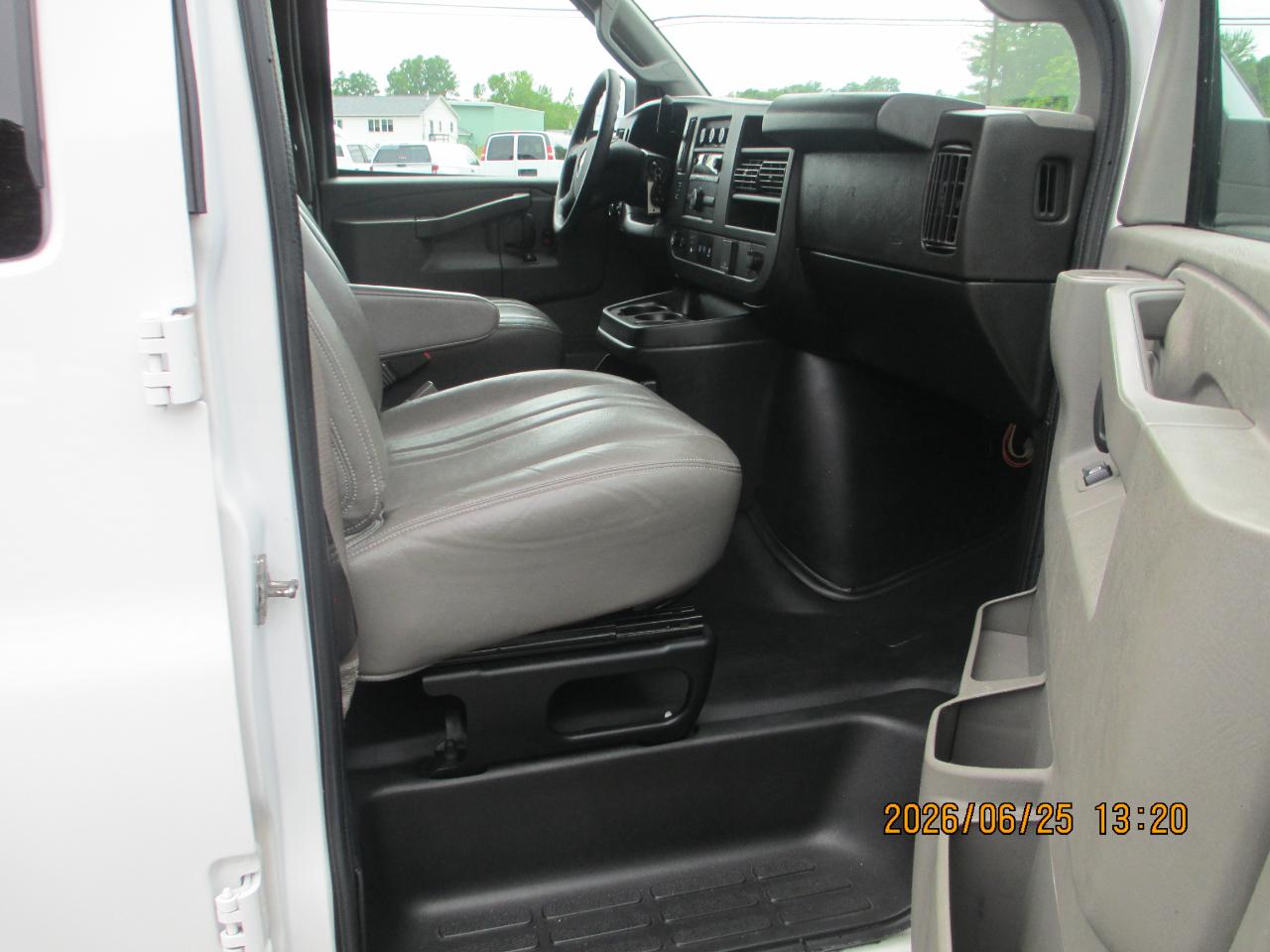 Chevrolet Express Passenger RWD 3500 155" LS 2022