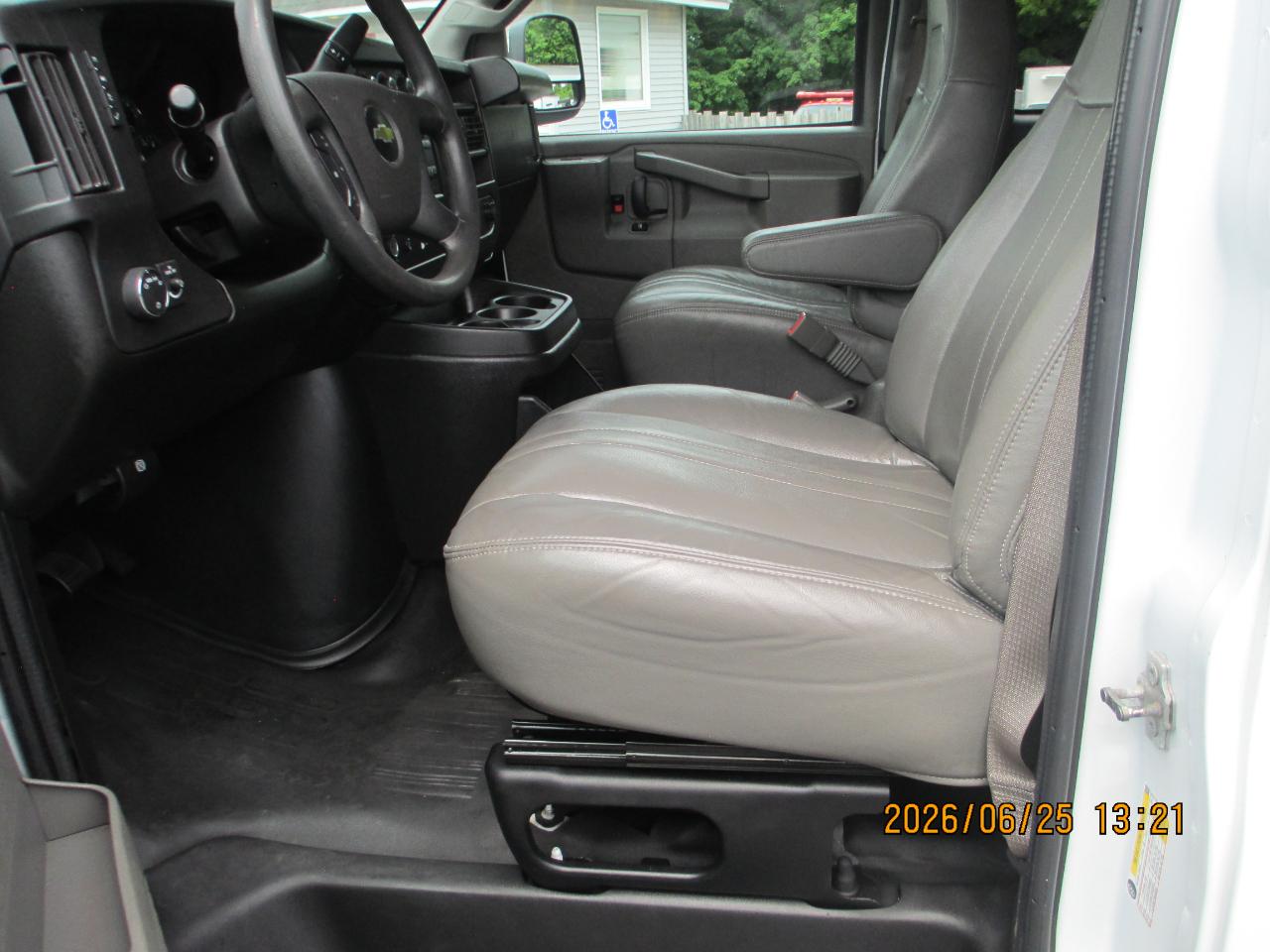 Chevrolet Express Passenger RWD 3500 155" LS 2022