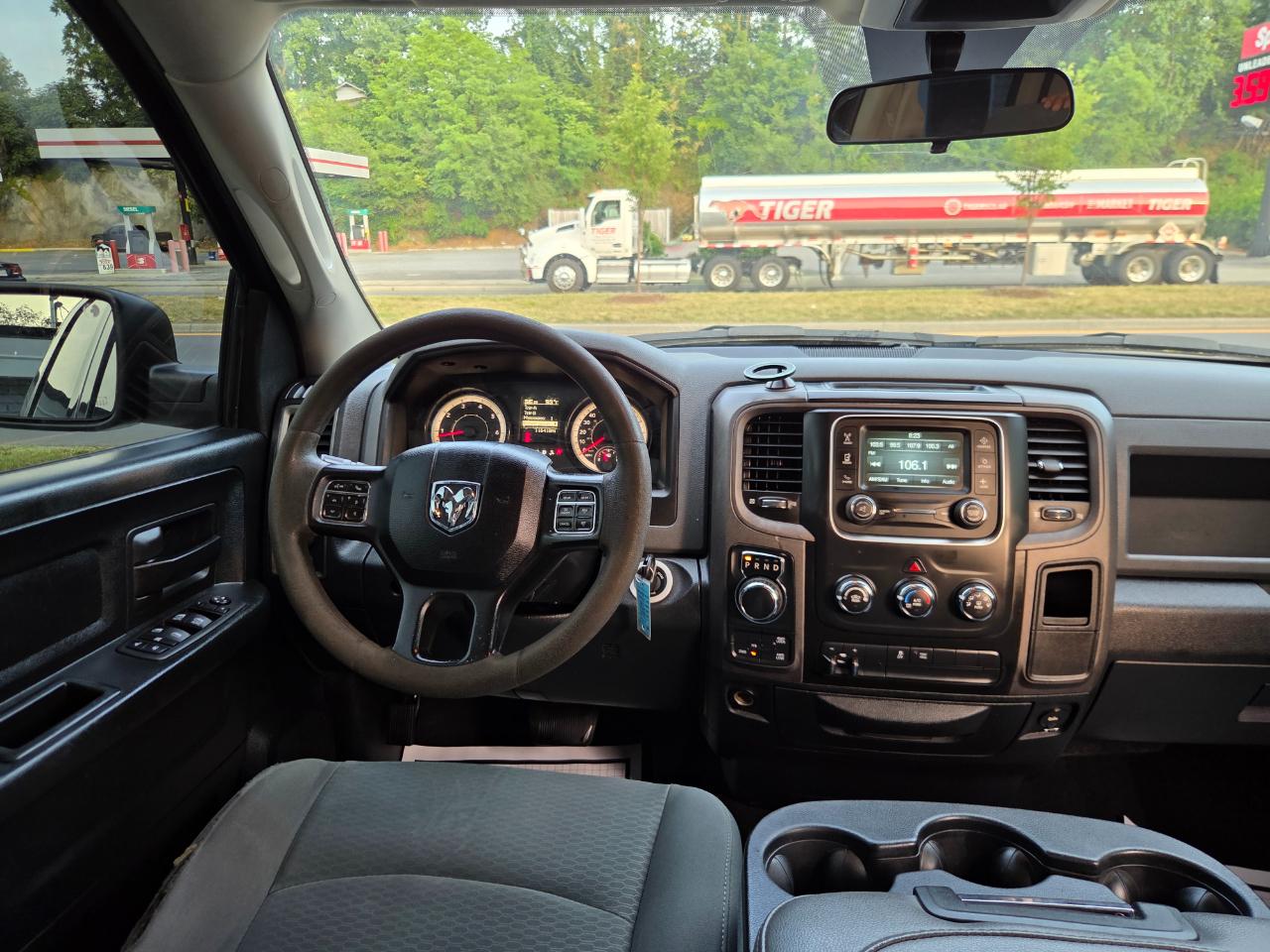 RAM 1500 Tradesman 4x4 Crew Cab 5'7" Box 2018