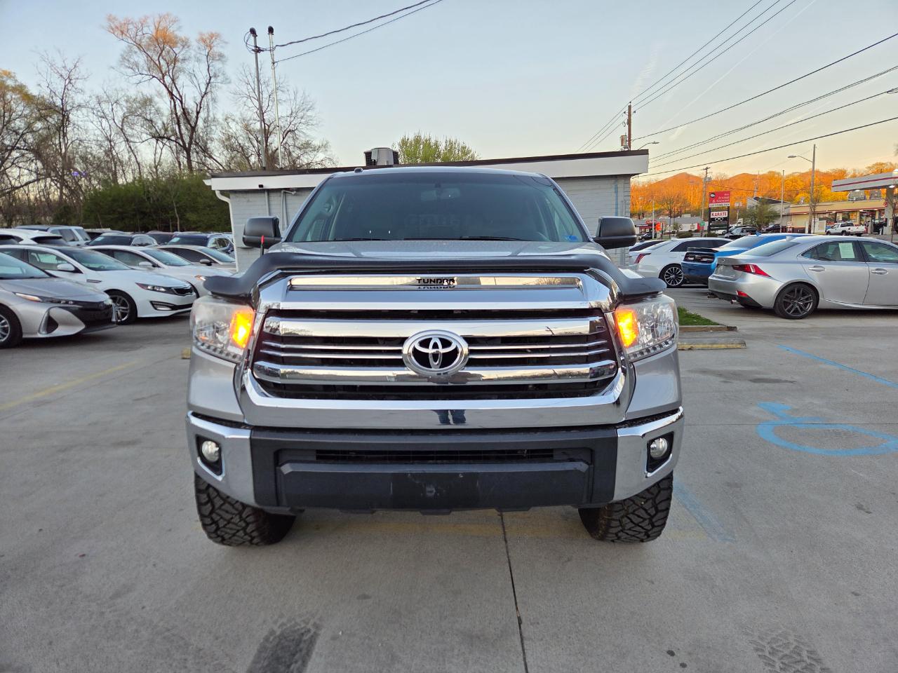 Toyota Tundra SR5 5.7L V8 CrewMax 4WD 2017