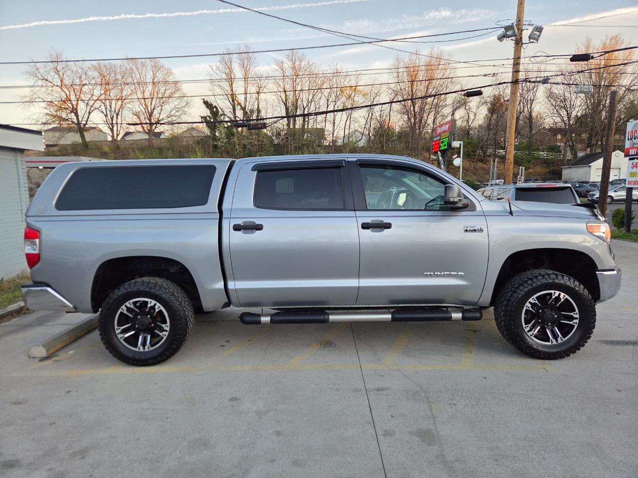 Toyota Tundra SR5 5.7L V8 CrewMax 4WD 2017