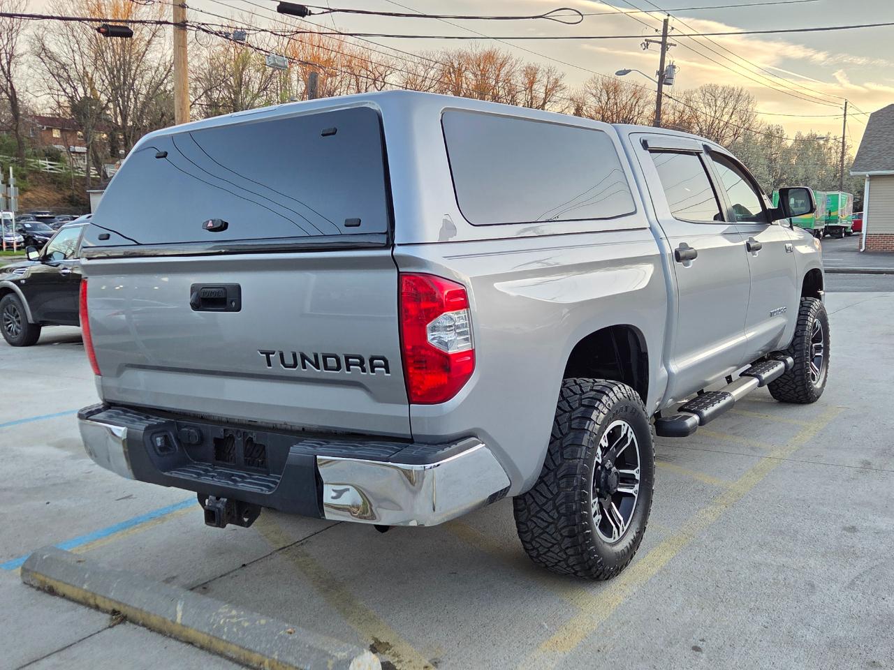 Toyota Tundra SR5 5.7L V8 CrewMax 4WD 2017