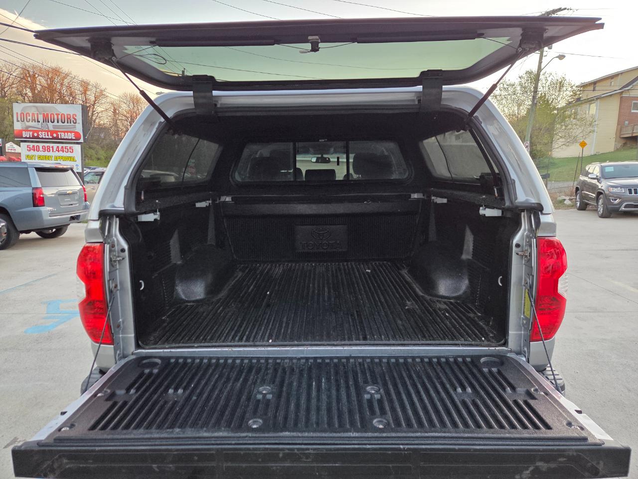 Toyota Tundra SR5 5.7L V8 CrewMax 4WD 2017