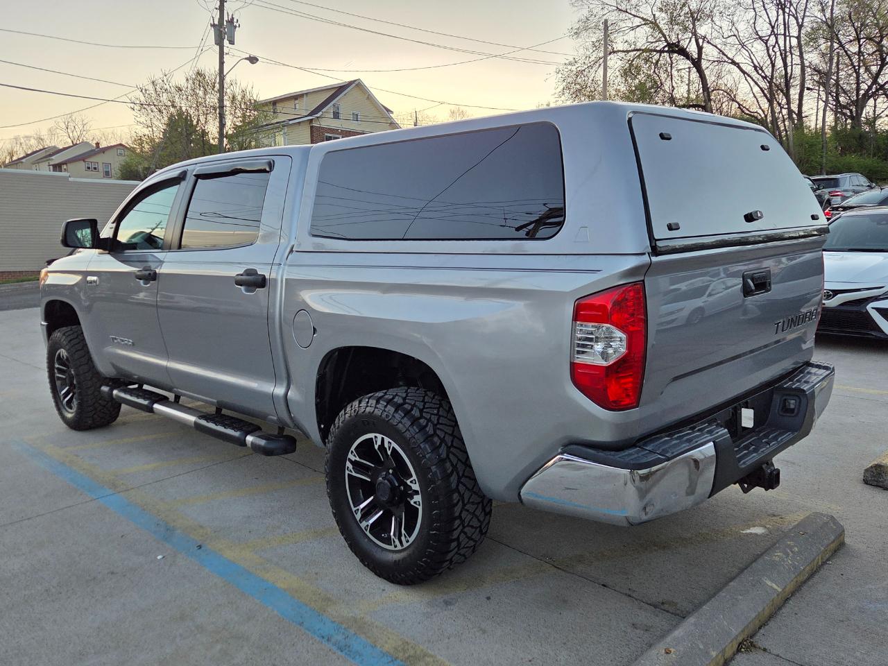 Toyota Tundra SR5 5.7L V8 CrewMax 4WD 2017