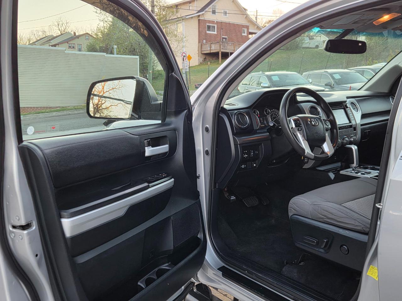 Toyota Tundra SR5 5.7L V8 CrewMax 4WD 2017