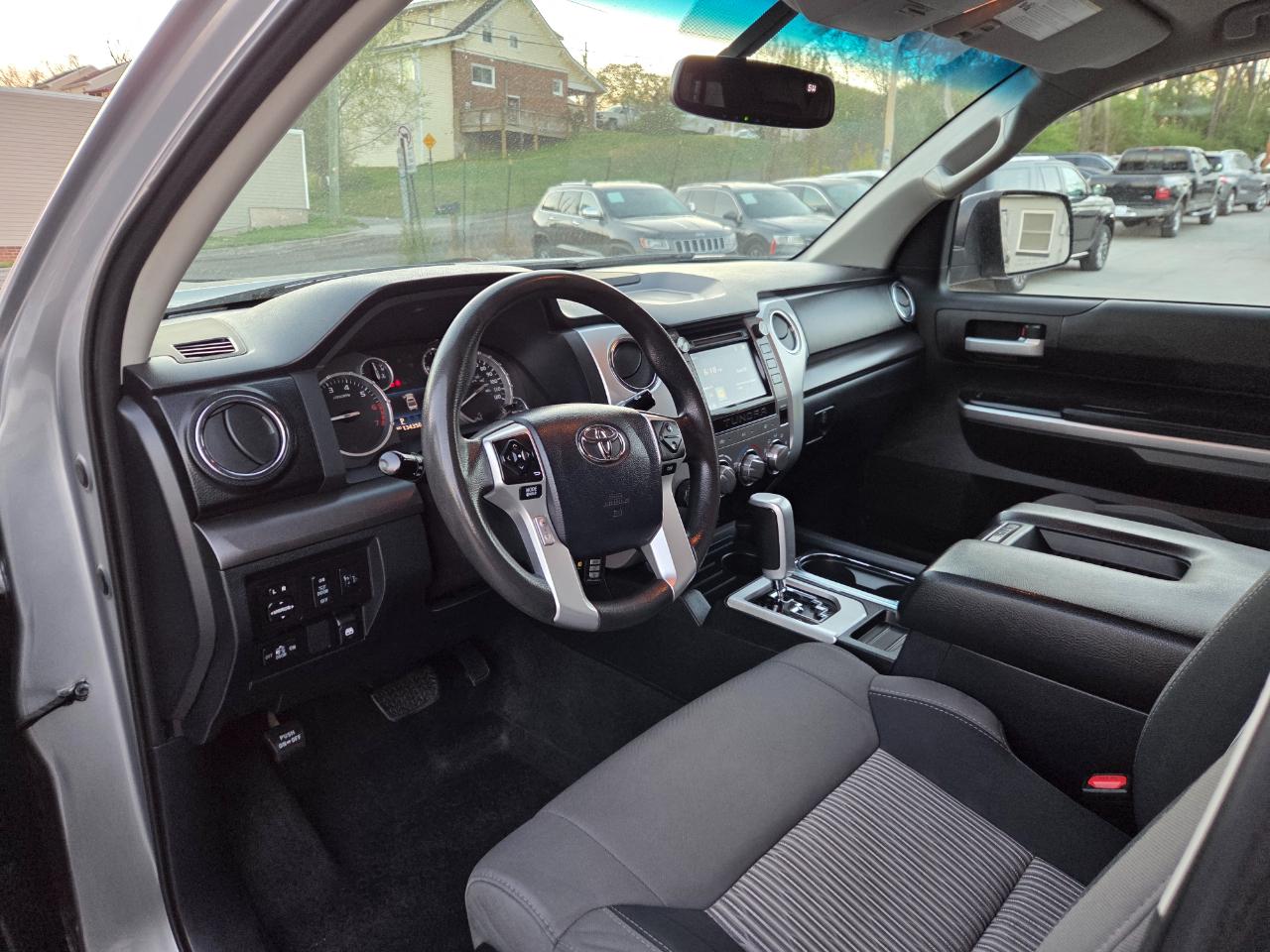 Toyota Tundra SR5 5.7L V8 CrewMax 4WD 2017