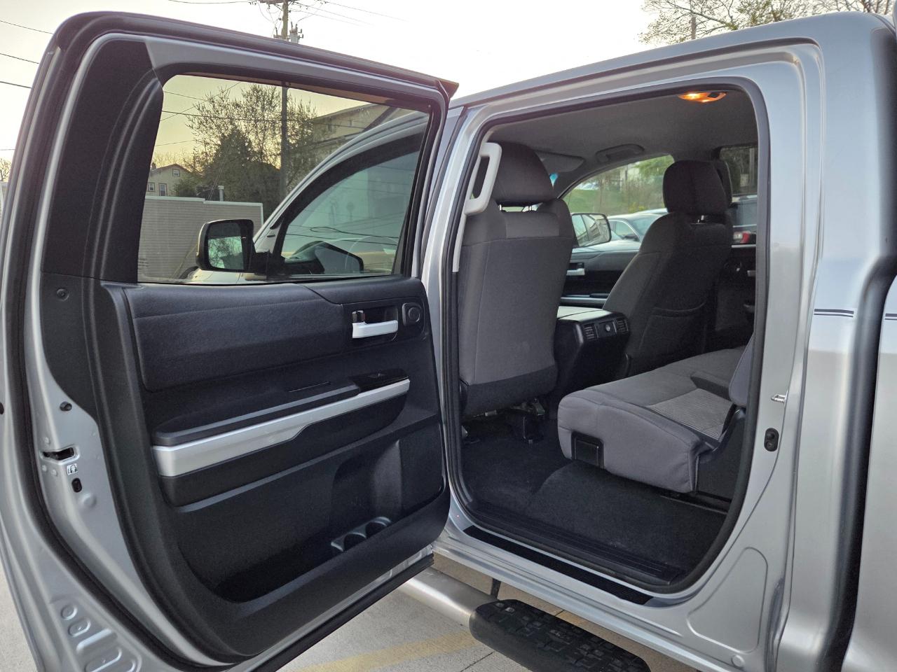 Toyota Tundra SR5 5.7L V8 CrewMax 4WD 2017