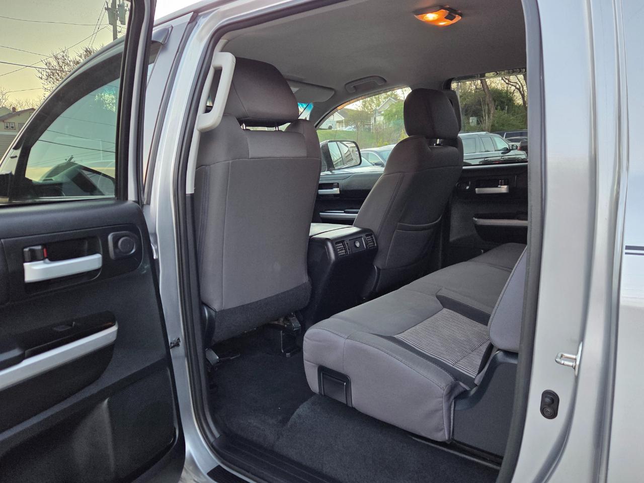 Toyota Tundra SR5 5.7L V8 CrewMax 4WD 2017