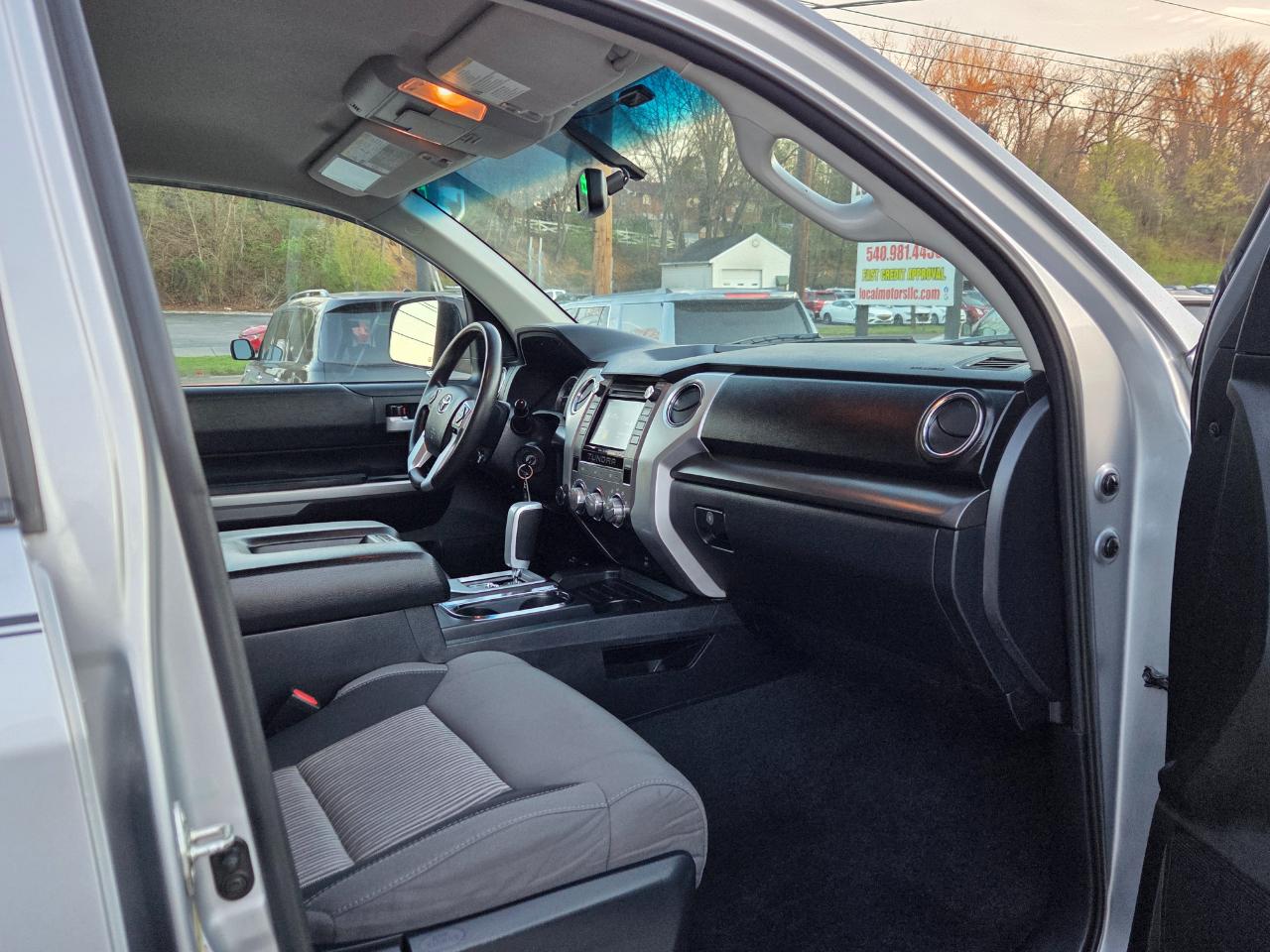 Toyota Tundra SR5 5.7L V8 CrewMax 4WD 2017