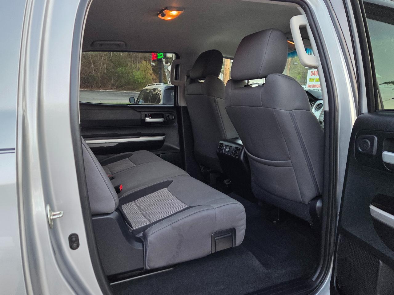 Toyota Tundra SR5 5.7L V8 CrewMax 4WD 2017