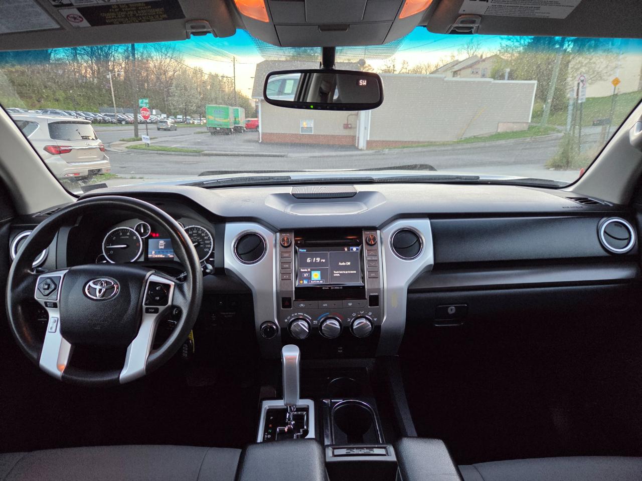 Toyota Tundra SR5 5.7L V8 CrewMax 4WD 2017