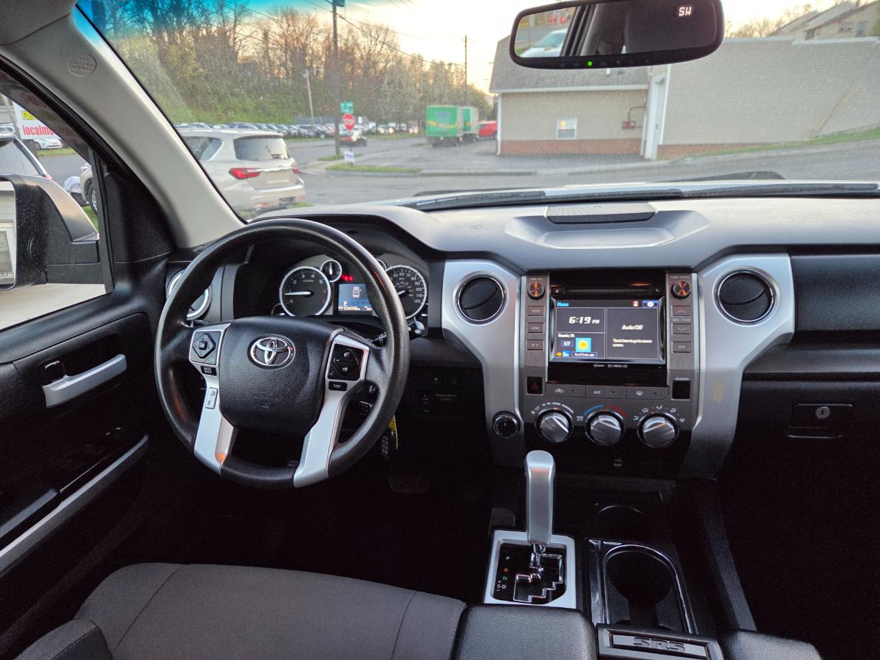 Toyota Tundra SR5 5.7L V8 CrewMax 4WD 2017