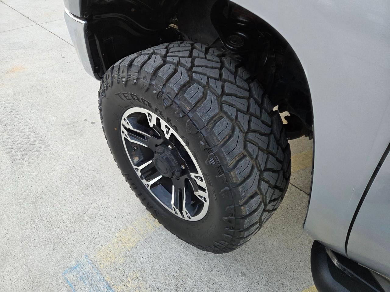 Toyota Tundra SR5 5.7L V8 CrewMax 4WD 2017