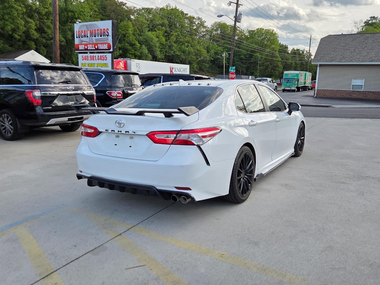 Toyota Camry SE 2020