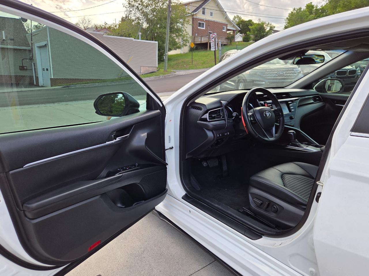Toyota Camry SE 2020