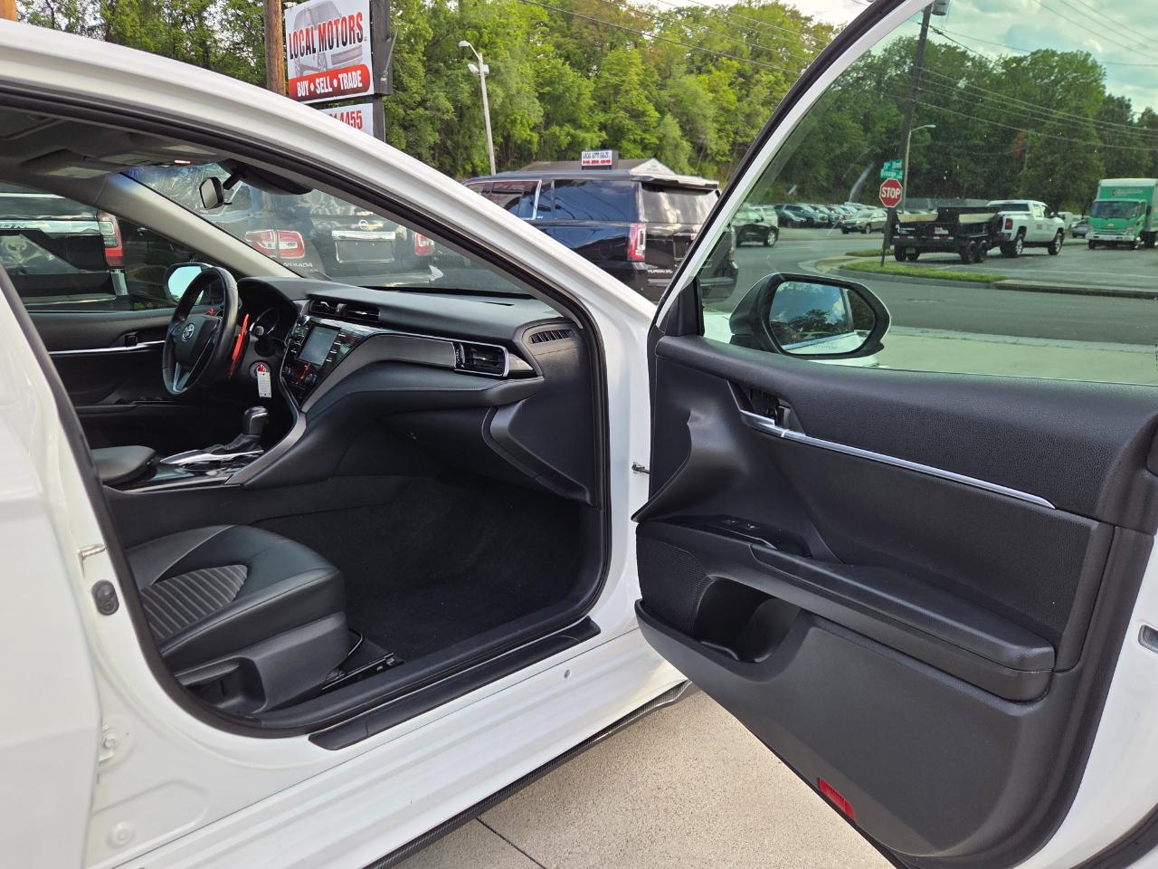 Toyota Camry SE 2020