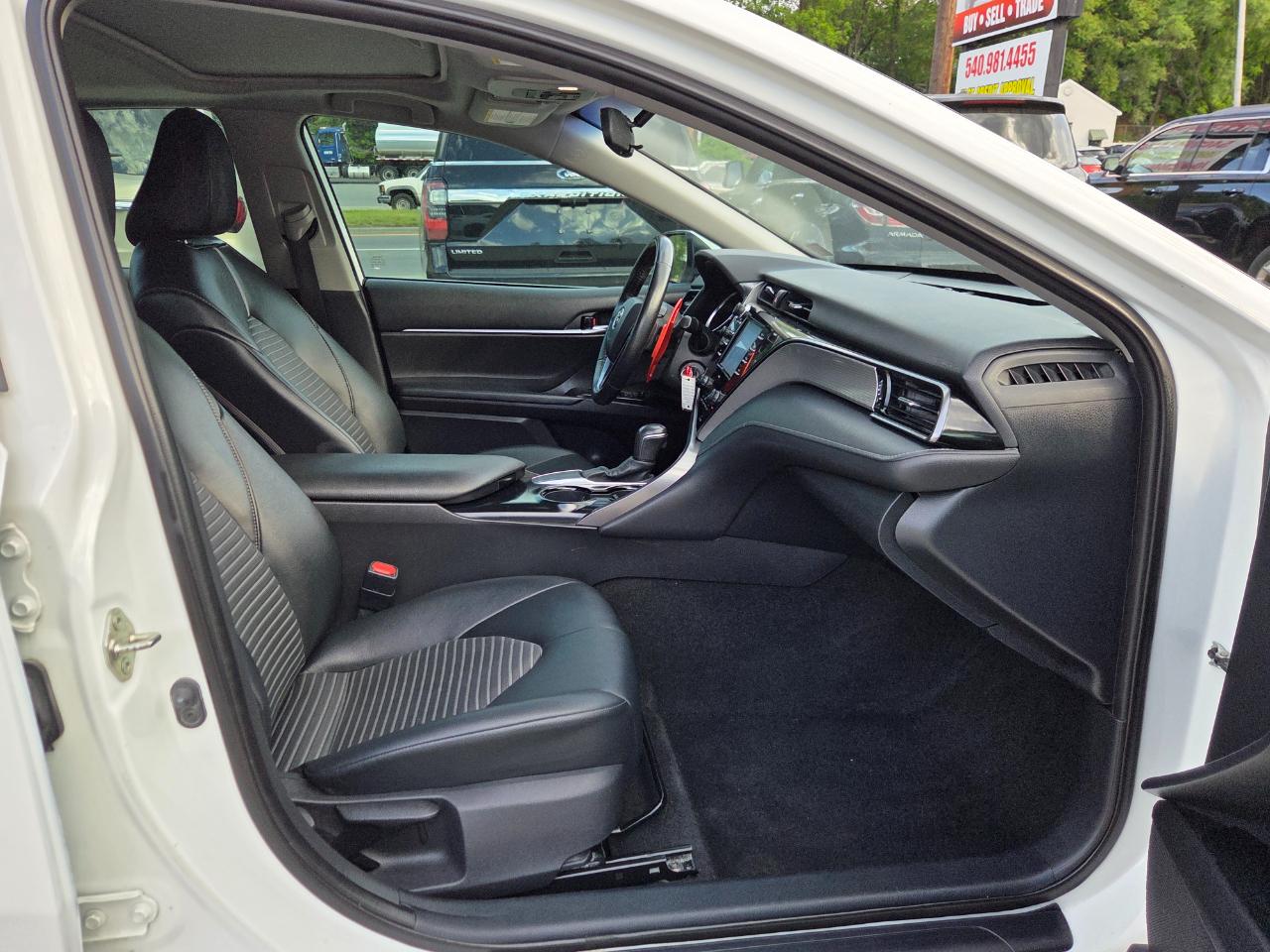 Toyota Camry SE 2020