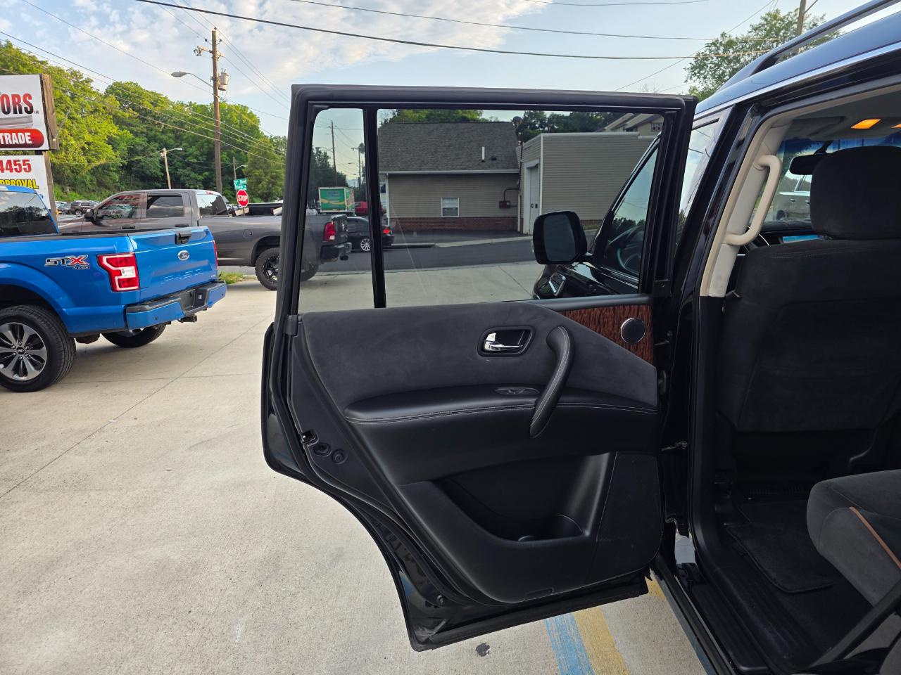 Nissan Armada SV 2017