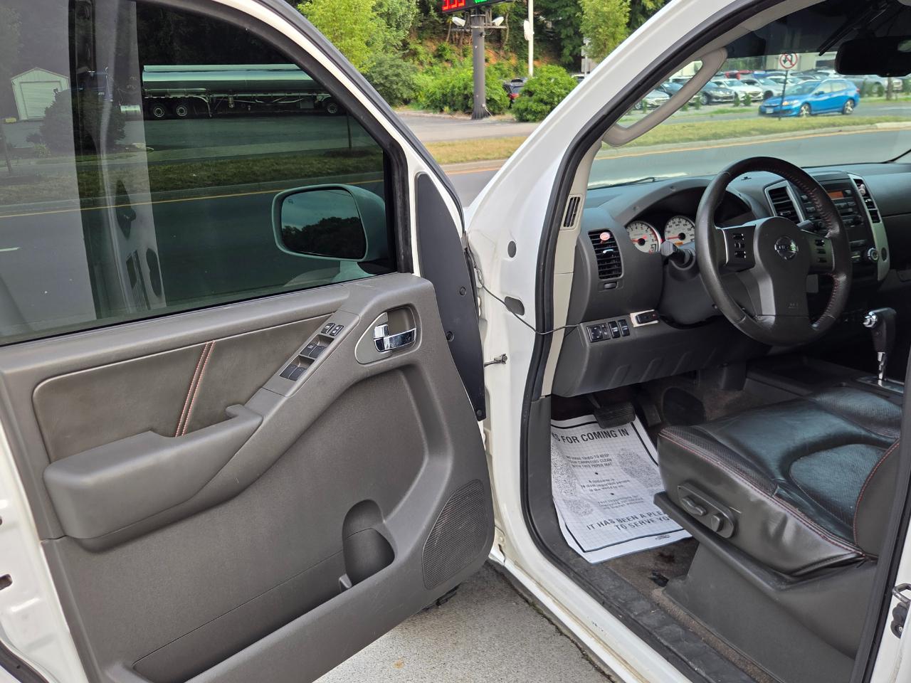 Nissan Frontier SL Crew Cab 4WD 2011