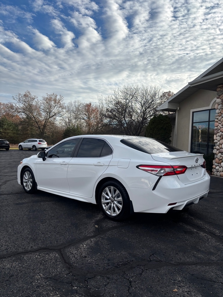 2020 Toyota Camry SE photo 3