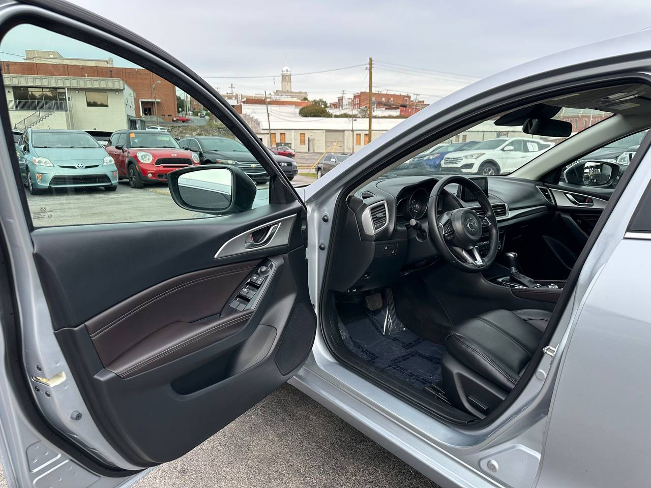 Mazda MAZDA3 s Touring AT 4-Door 2018 Mazda MAZDA3 s Touring AT 4-Door 2018