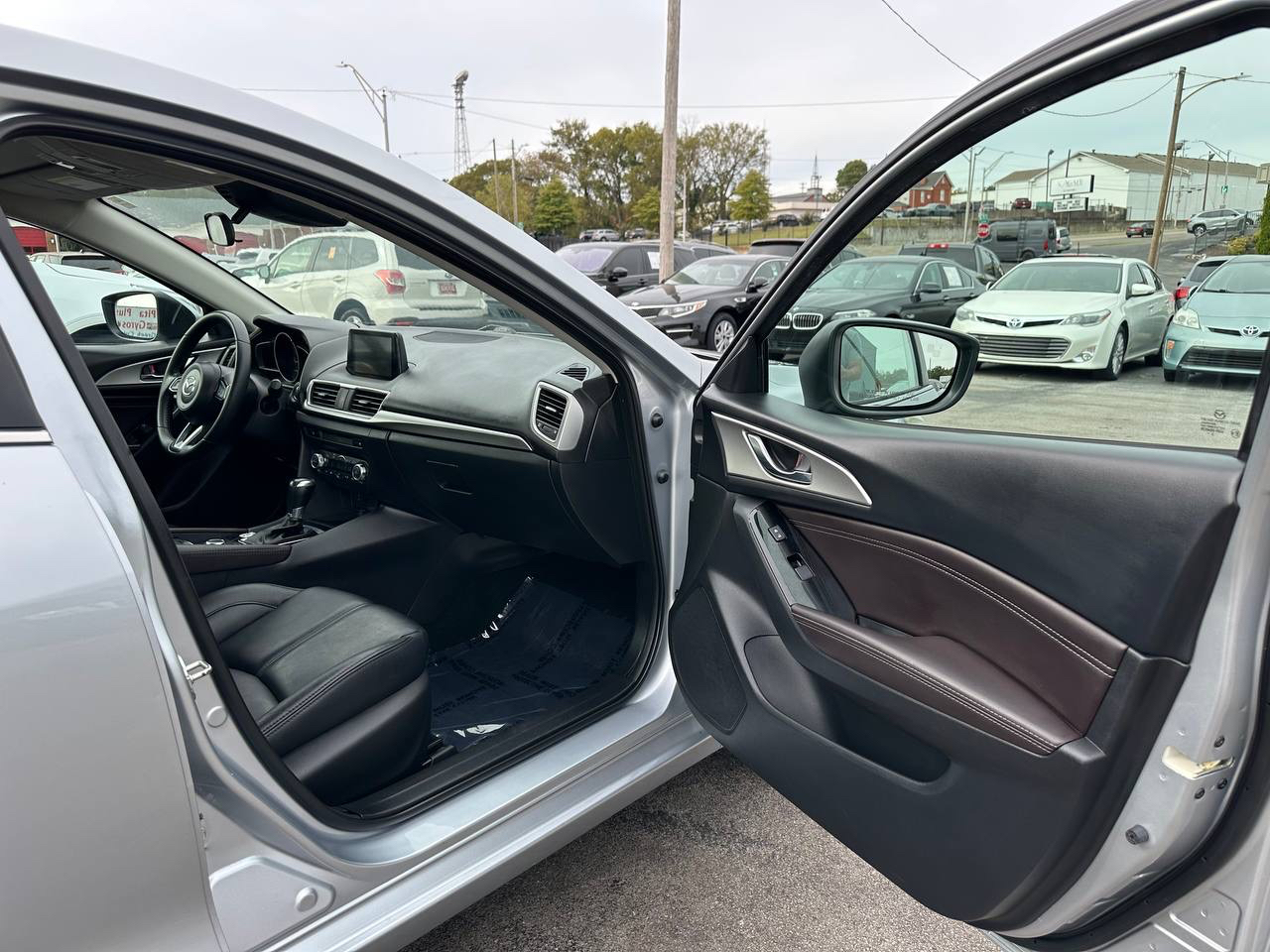 Mazda MAZDA3 s Touring AT 4-Door 2018 Mazda MAZDA3 s Touring AT 4-Door 2018