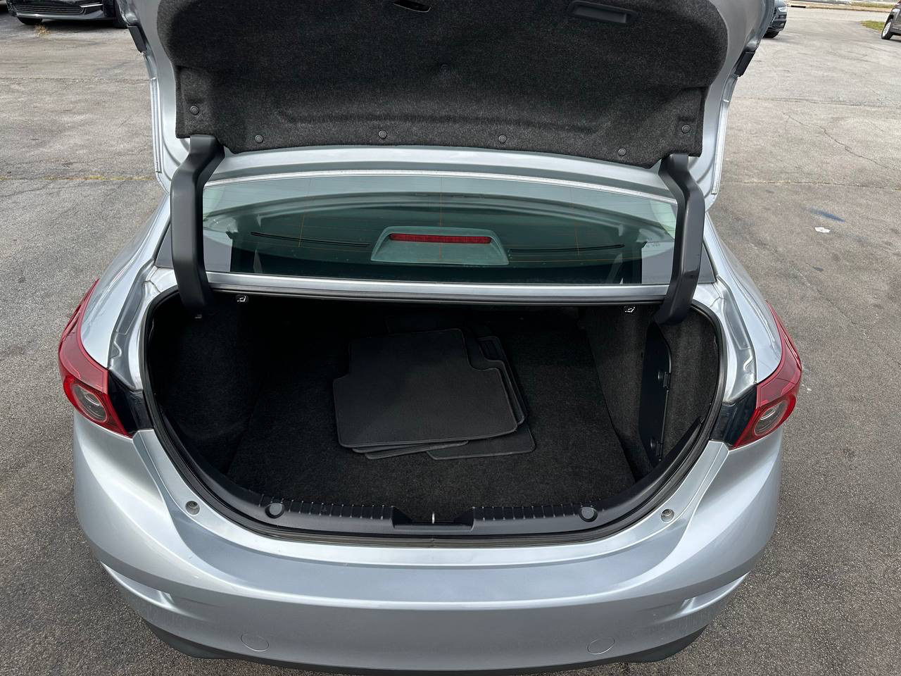 Mazda MAZDA3 s Touring AT 4-Door 2018 Mazda MAZDA3 s Touring AT 4-Door 2018