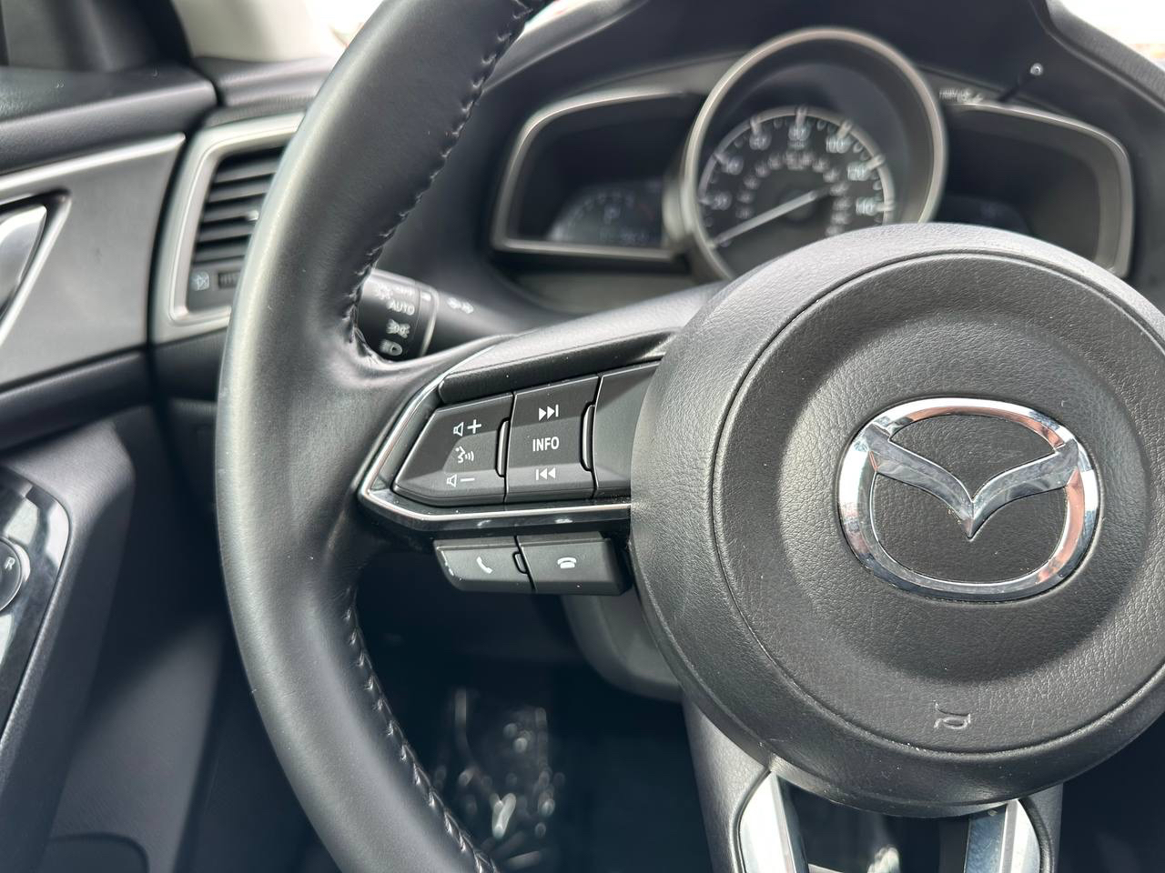 Mazda MAZDA3 s Touring AT 4-Door 2018 Mazda MAZDA3 s Touring AT 4-Door 2018