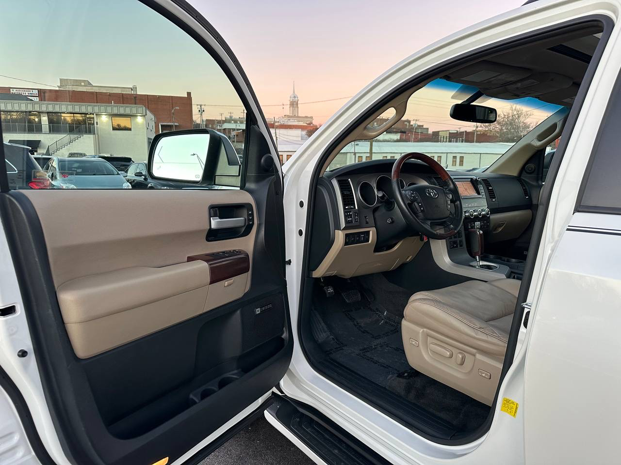 Toyota Sequoia Plantium 4WD FFV 2012