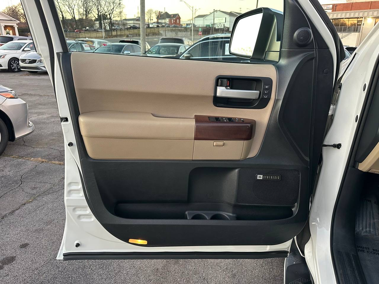 Toyota Sequoia Plantium 4WD FFV 2012