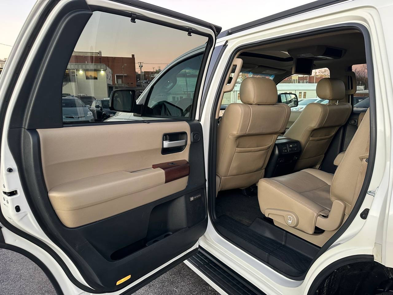 Toyota Sequoia Plantium 4WD FFV 2012