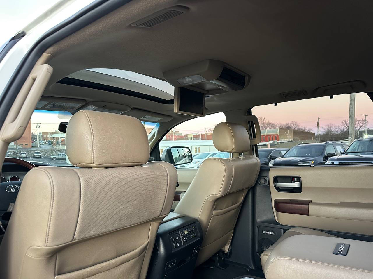 Toyota Sequoia Plantium 4WD FFV 2012