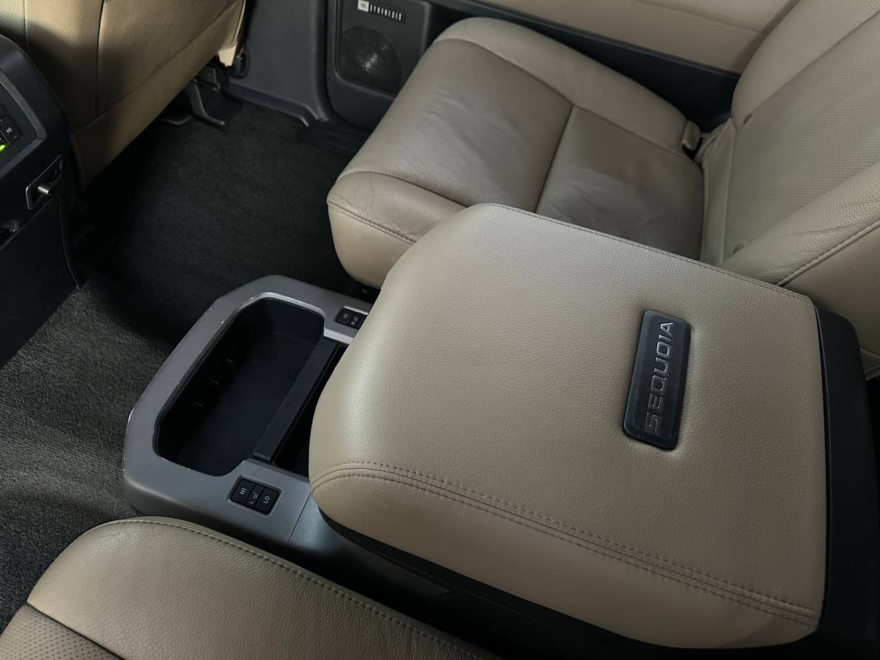 Toyota Sequoia Plantium 4WD FFV 2012