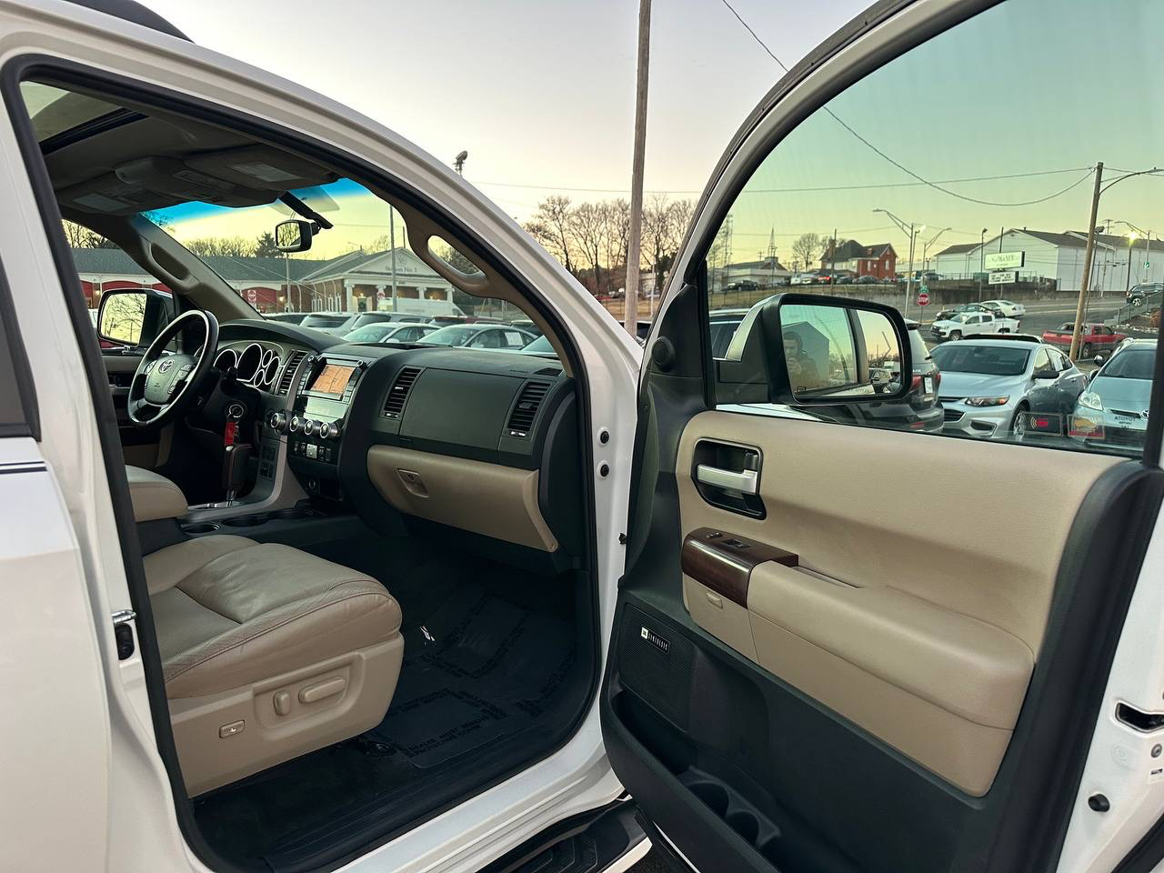 Toyota Sequoia Plantium 4WD FFV 2012