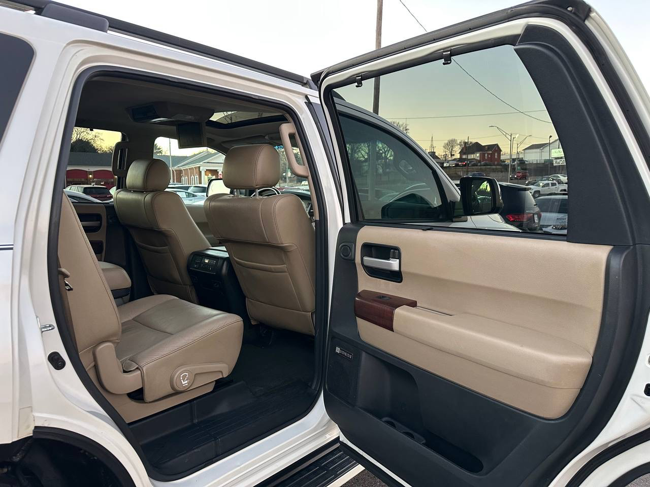 Toyota Sequoia Plantium 4WD FFV 2012