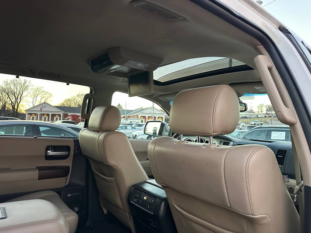 Toyota Sequoia Plantium 4WD FFV 2012